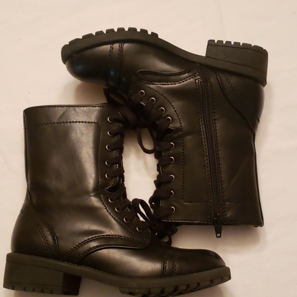 Arizona black booties size 5.5m